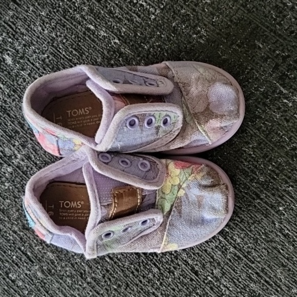 TOMS Slip-on Hawaiian Floral Sneakers - T6 - Picture 2 of 7